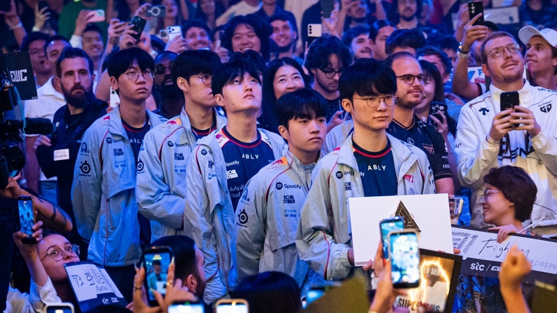 Mengapa T1 Tak Selalu Berjaya di EWC, tetapi Nyaris Selalu Mengancam di Worlds?