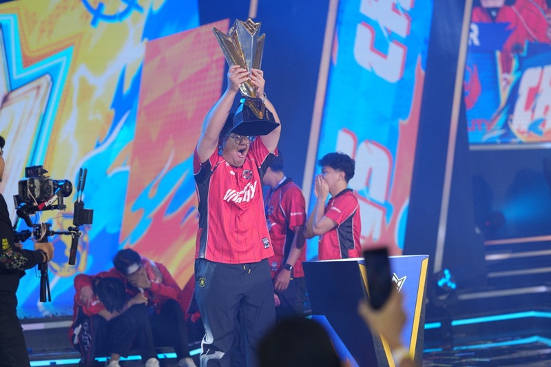 Coach ChrisJo Mengangkat Trophy FFWS SEA 2026 Fall