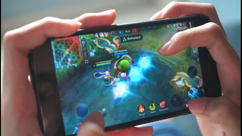 Beda Tipe-Tipe Gamers dari Cara Megang Smartphone