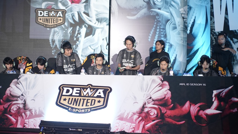 Hasil MPL ID S16: Dewa United Esports Bungkam NAVI 2-0, Tiket Playoffs Di Depan Mata