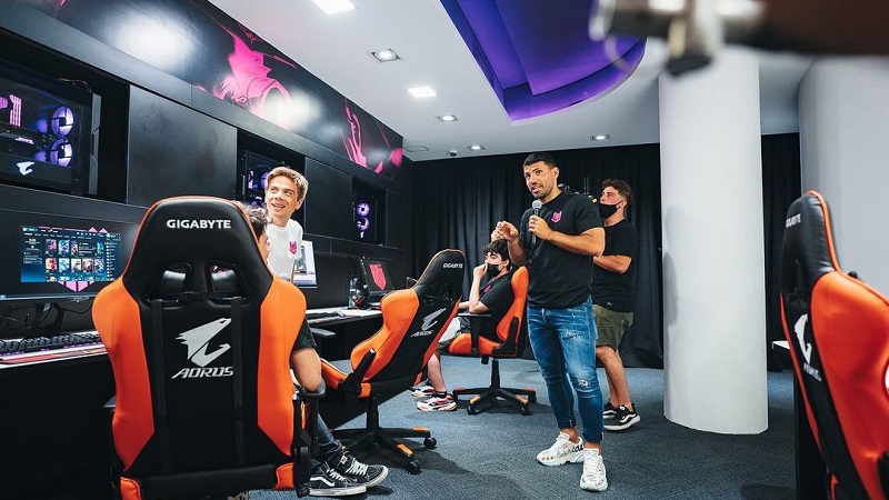 Pensi Sepakbola, Aguero Pamer Gaming Centre Baru Kru Esports