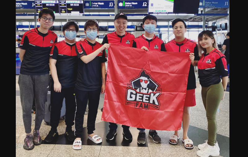 Whitemon bersama Geek Fam